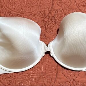 Victoria's Secret Cream Underwire Bra, 38DDD